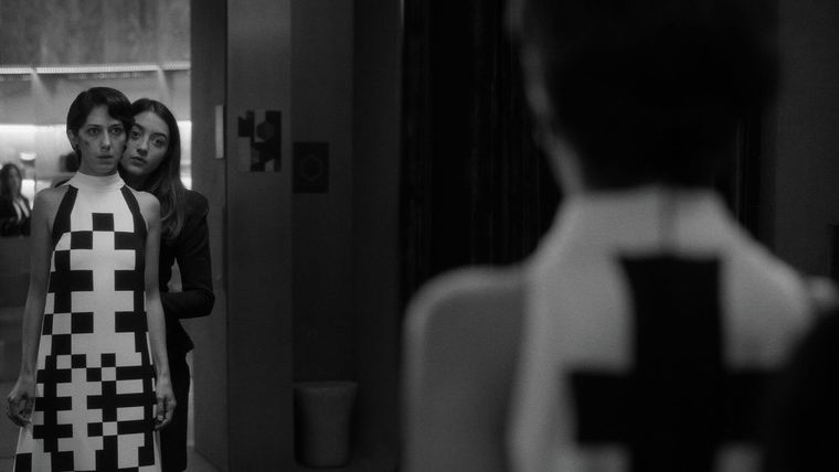 Dos personas intercambian saliva. Dos personas intercambian saliva.