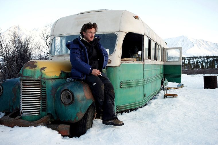 Sean Penn, director de Into the Wild, descansa en el autobús que fue removido de su lugar