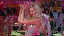 Margot Robbie da vida a la popular muñeca material