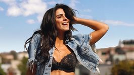 barbara de regil poso junto a su hermana desde la playa