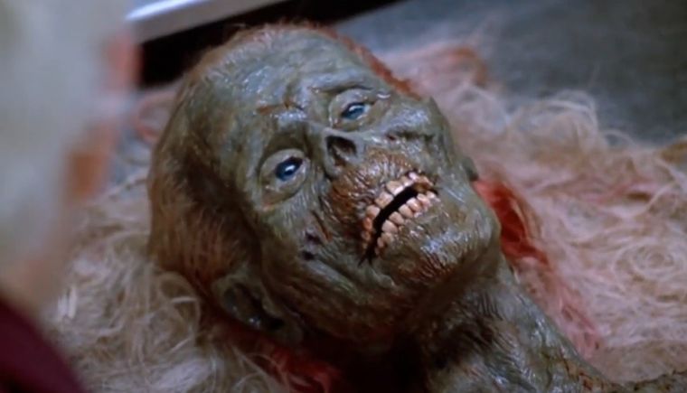 La película escrita y dirigida por Dan O'Brannon tuvo tal éxito que dio origen a una franquicia de cinco largometrajes. La película escrita y dirigida por Dan O'Brannon tuvo tal éxito que dio origen a una franquicia de cinco largometrajes.