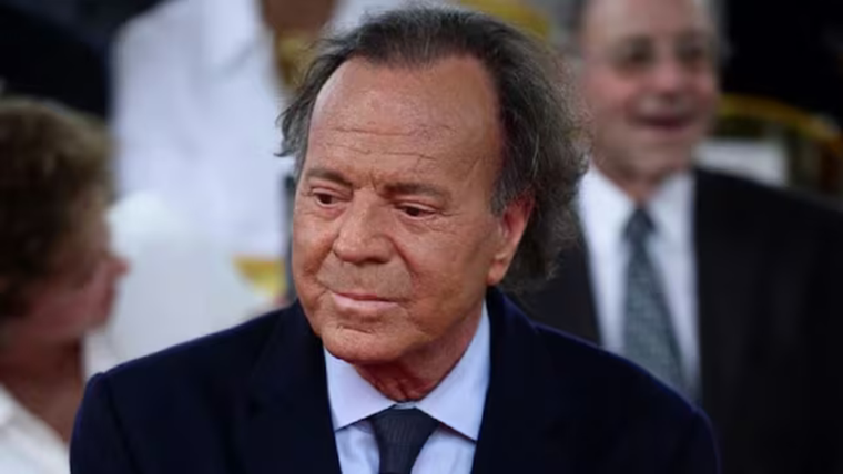A sus 80 años, Julio Iglesias acreditado como el artista latino más exitoso de la historia.