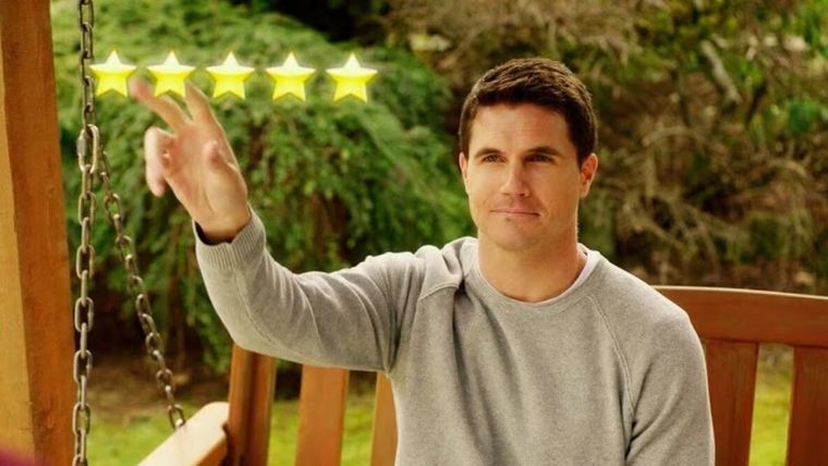 Robbie Amell protagoniza Upload. Robbie Amell protagoniza Upload.