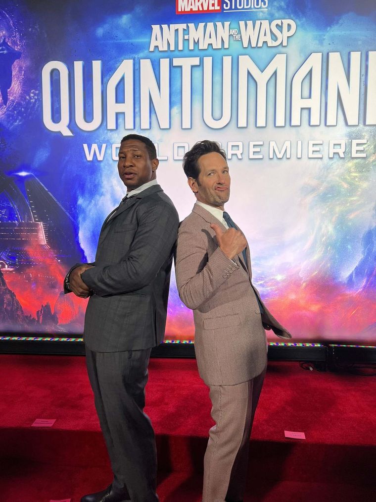Majors junto a Paul Rudd en la premiere de Ant-Man 3