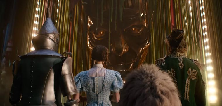 Durante las escenas de Dorothy, sólo se ve la espalda, los pies o la sombra del personaje.