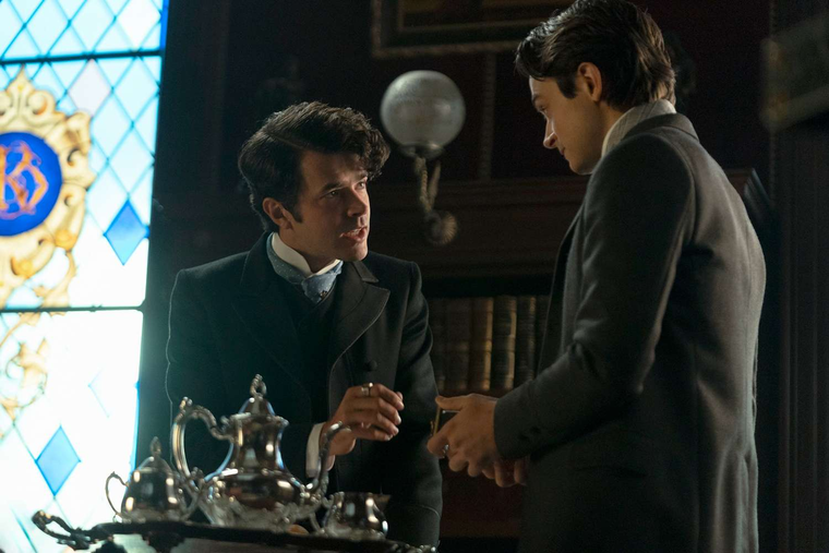 Harry Richardson como Larry Russell y Ben Ahlers como John 'Jack' Trotter en la temporada 3 de La edad dorada. Harry Richardson como Larry Russell y Ben Ahlers como John 'Jack' Trotter en la temporada 3 de La edad dorada.