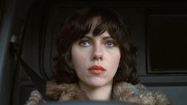 Under The Skin (2013), dirigida por Jonathan Glazer, está protagonizada por Scarlett Johansson.
