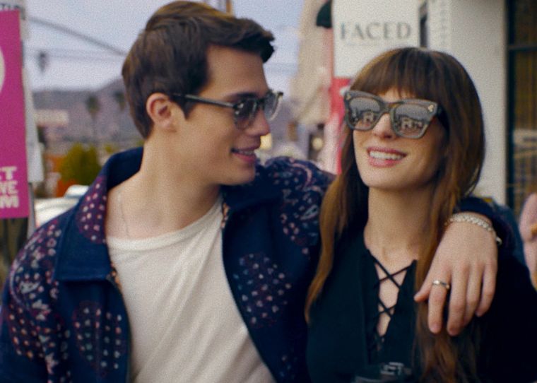 Nicholas Galitzine y Anne Hathaway en The Idea of You