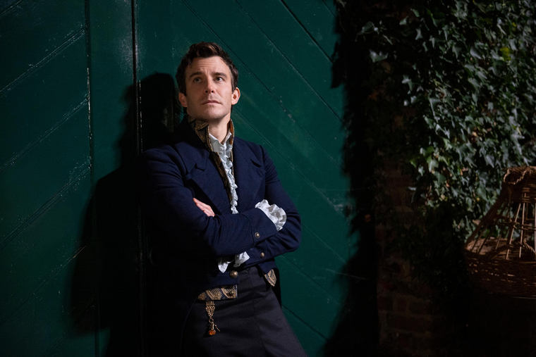 Luke Thompson interpreta a Benedict Bridgerton en la serie. Luke Thompson interpreta a Benedict Bridgerton en la serie. 