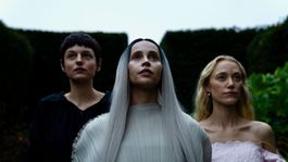 Felicity Jones, Emma Corrin y Maika Monroe en 100 Nights of Hero.
