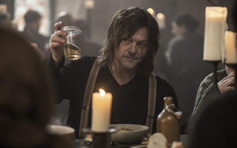 Daryl DIxon celebra la noticia de The Walking Dead