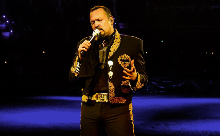 Pepe Aguilar en una de sus múltiples interpretaciones.