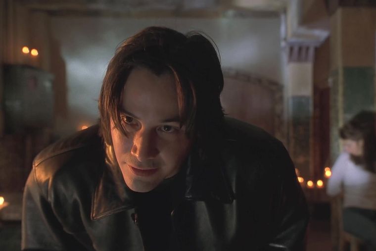Keanu Reeves en El observador (2000).