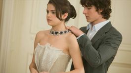 Selena Gomez interpreta dos personajes en esta comedia romántica disponible en Prime Video. Selena Gomez interpreta dos personajes en esta comedia romántica disponible en Prime Video.