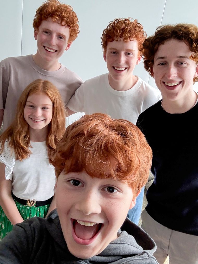 Gracie Cochrane junto a Alastair Stout (Ron), Tristan y Gabriel Harland (los gemelos Fred y George) y Ruari Spooner (Percy), los elegidos para la serie de Harry Potter. Gracie Cochrane junto a Alastair Stout (Ron), Tristan y Gabriel Harland (los gemelos Fred y George) y Ruari Spooner (Percy), los elegidos para la serie de Harry Potter.