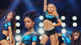 polemica: acusan a netflix de promover la pedofilia por la publicidad de la pelicula cuties