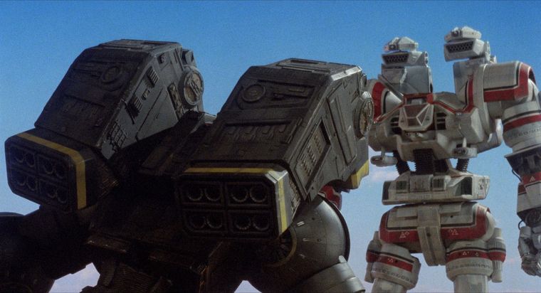 Alexander (Robot Negro) a punto de entrar en combate contra Aquiles (Robot Rojo). Alexander (Robot Negro) a punto de entrar en combate contra Aquiles (Robot Rojo).