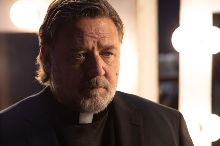 Russell Crow en una de sus más recientes películas, la historia de terror The Exorcist. 