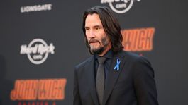 Que Ver | Keanu y listón azul para homenajear a Lance Reddick