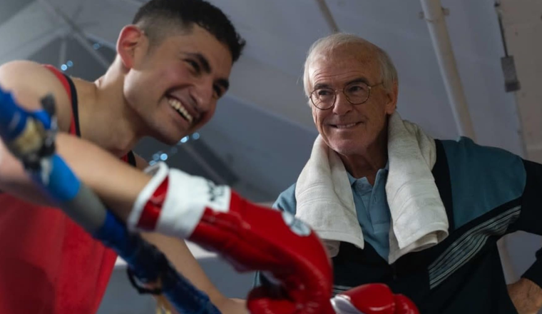 Pierce Brosnan luce irreconocible en su nuevo rol Pierce Brosnan luce irreconocible en su nuevo rol