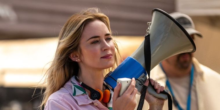 La británica da vida a una directora de cine en la cinta que llegará a los cines el próximo 11 de mayo