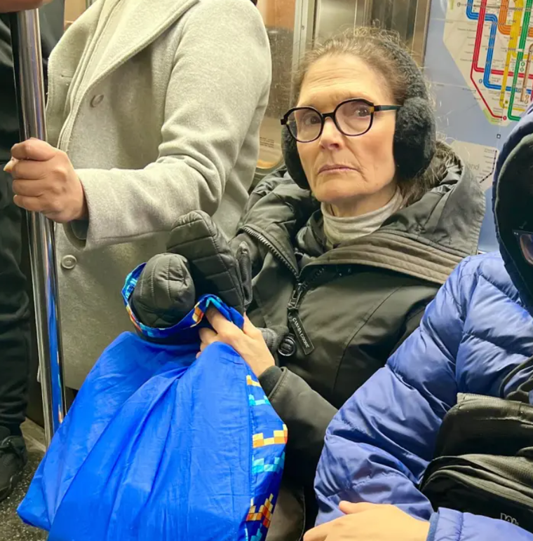 Mary Elizabeth Mastrantonio en el metro de Nueva York Mary Elizabeth Mastrantonio en el metro de Nueva York