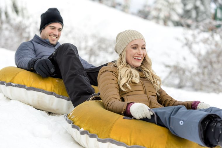 Estrenada en 2018 y producida por Hallmark, Amor en las montañas sigue a una redactora que escribirá un artículo sobre deportes invernales que ella misma probará pese a su torpeza