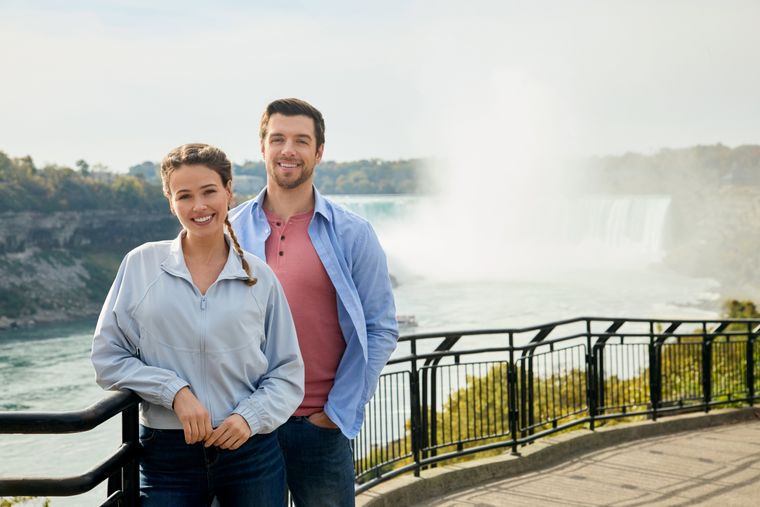 Esta comedia romántica se centra en Madeline que, tras una ruptura inesperada, decide viajar sola al destino donde originalmente planeaba su Luna de Miel. Esta comedia romántica se centra en Madeline que, tras una ruptura inesperada, decide viajar sola al destino donde originalmente planeaba su Luna de Miel.