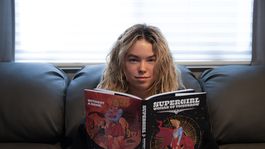 La nueva Supergirl (Milly Alcock) leyendo a Supergirl.