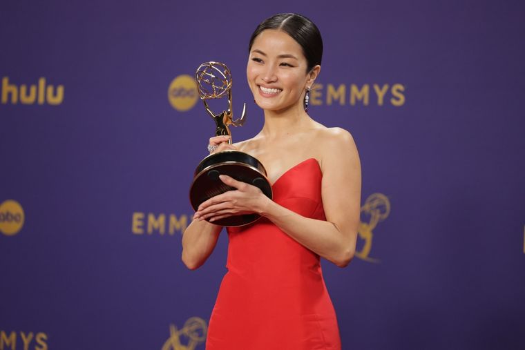 Anna Sawai con el Premio Emmy a Mejor actriz en serie de drama por Shogun