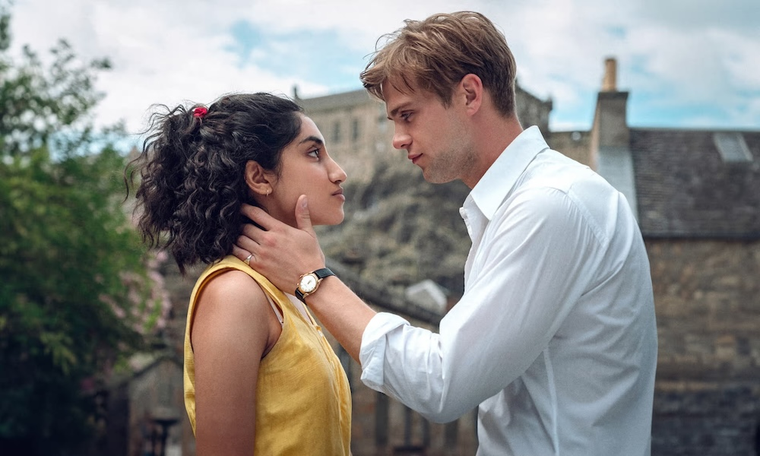 Ambika Mod y Leo Woodall interpretan a Emma y Dexter en esta adaptación televisiva. Ambika Mod y Leo Woodall interpretan a Emma y Dexter en esta adaptación televisiva. 