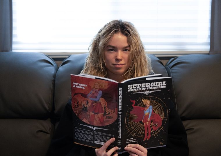 La nueva Supergirl (Milly Alcock) leyendo a Supergirl.
