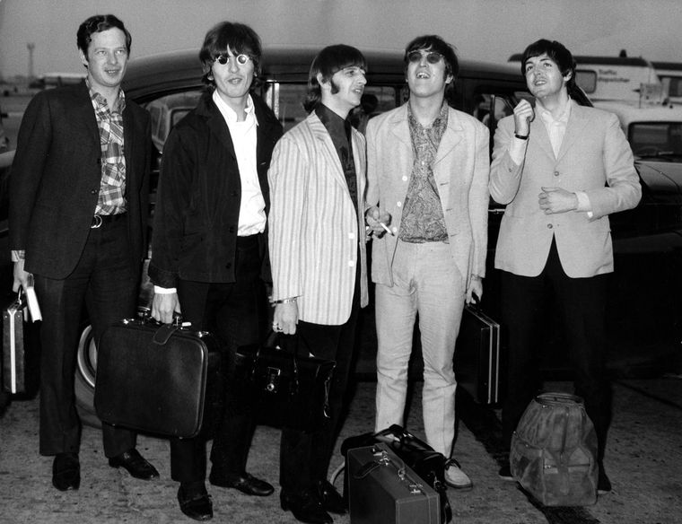 The Beatles junto a su querido manager Brian Epstein. The Beatles junto a su querido manager Brian Epstein.