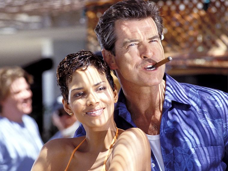 Tras 20 años, Halle Berry sigue recordando a Pierce Brosnan