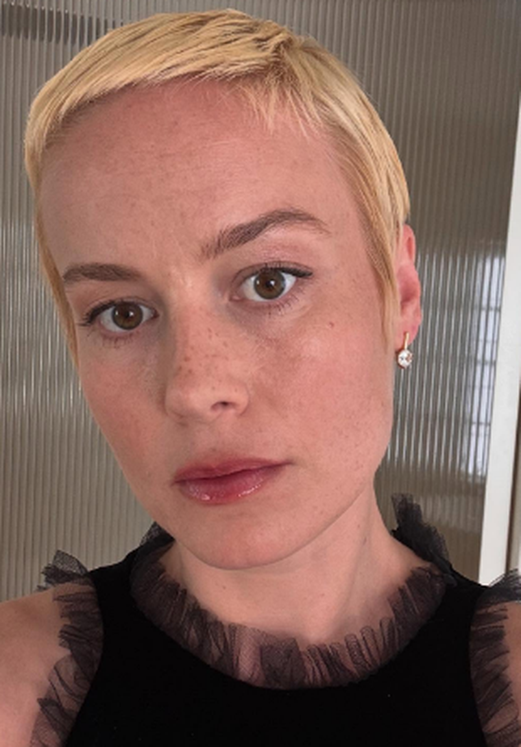 Brie Larson dio que hablar con su nuevo look Brie Larson dio que hablar con su nuevo look