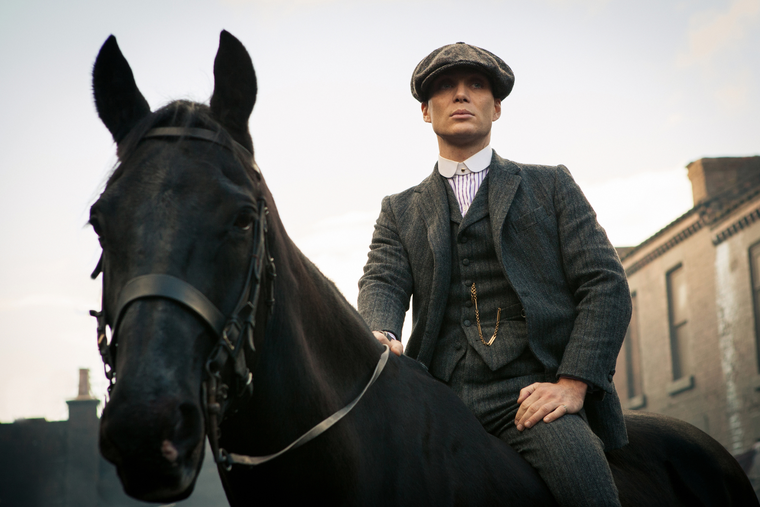 El inicio de la serie presenta a Tommy Shelby y a los Peaky Blinders en una Birmingham marcada por la posguerra. El inicio de la serie presenta a Tommy Shelby y a los Peaky Blinders en una Birmingham marcada por la posguerra. 