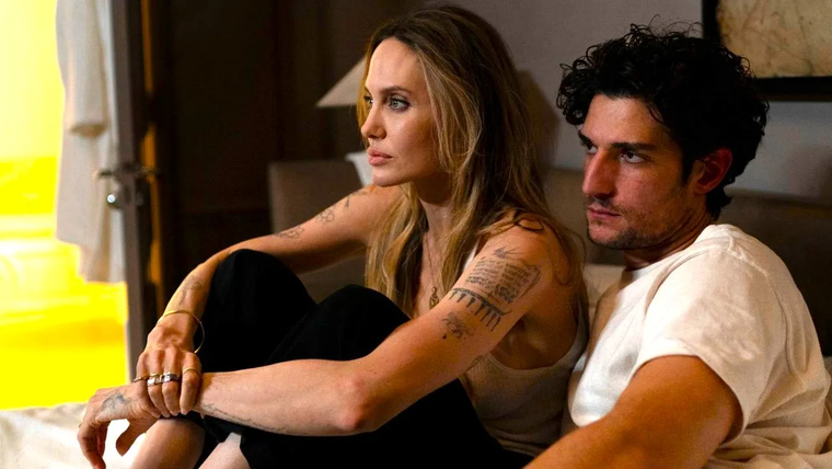 Angelina Jolie y Louis Garrel protagonizan Couture. Angelina Jolie y Louis Garrel protagonizan Couture.