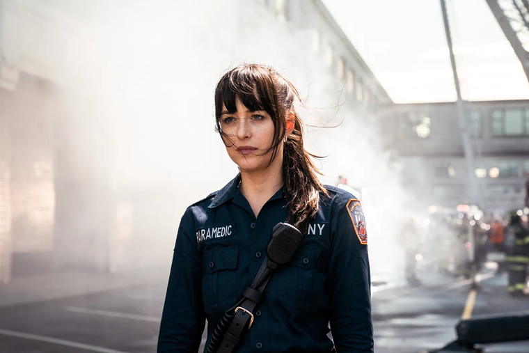 Dakota Johnson como Cassandra Webb