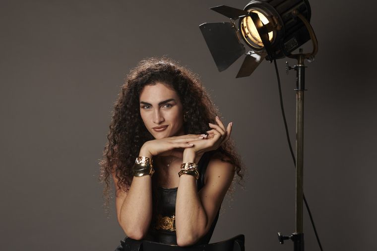 Mina Serrano interpreta a Cris Miró. Mina Serrano interpreta a Cris Miró.