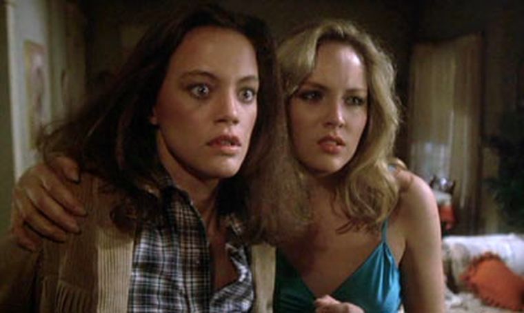 Maren Jensen y Sharon Stone en Bendición mortal. Maren Jensen y Sharon Stone en Bendición mortal.