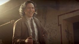 Tom Hiddleston es un héroe dentro y fuera de la pantalla.