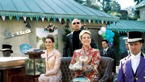 Anne Hathaway, Julie Andrews y Hector Elizondo en El Diario de la Princesa 2.