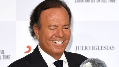 Julio Iglesias recibió una serie de duras acusaciones en su contra.&nbsp;