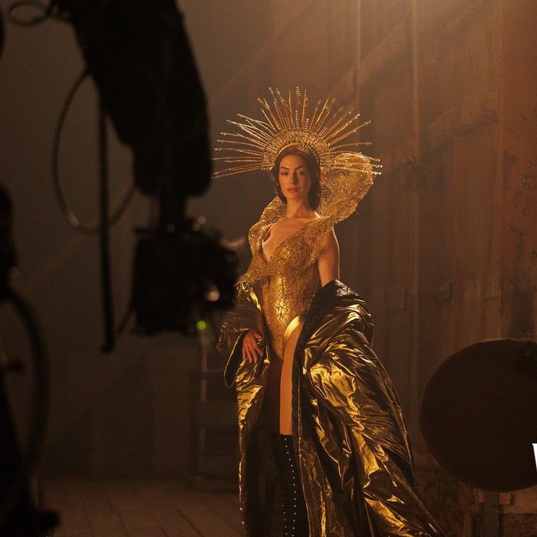 Anne Hathaway en personaje en el set de Mother Mary. Anne Hathaway en personaje en el set de Mother Mary.