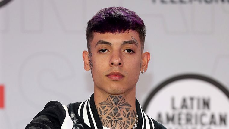 Natanael Cano salió a regalar dinero en las calles de su ciudad.