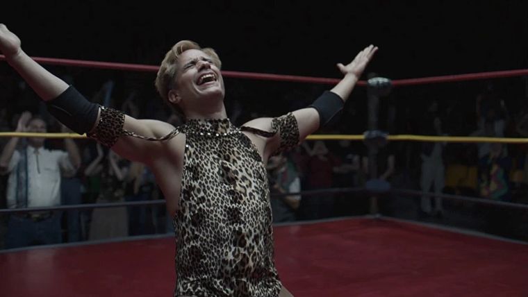 Gael García Bernal le da vida a Cassandro en la nueva película inspirada en la vida del luchador mexicano, Saúl Armendáriz
