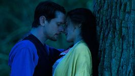 Jack OConnell y Emma Corrin protagonizan esta provocadora apuesta