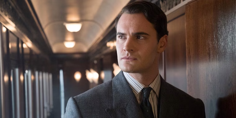 Tom Bateman como Monsieur Bouc en Asesinato en el Orient Express. Tom Bateman como Monsieur Bouc en Asesinato en el Orient Express.