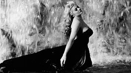 Con Marcello Mastroianni y Anita Ekberg como protagonistas absolutos, la icónica secuencia de apenas minutos marcó la cinta de casi tres horas de duración
