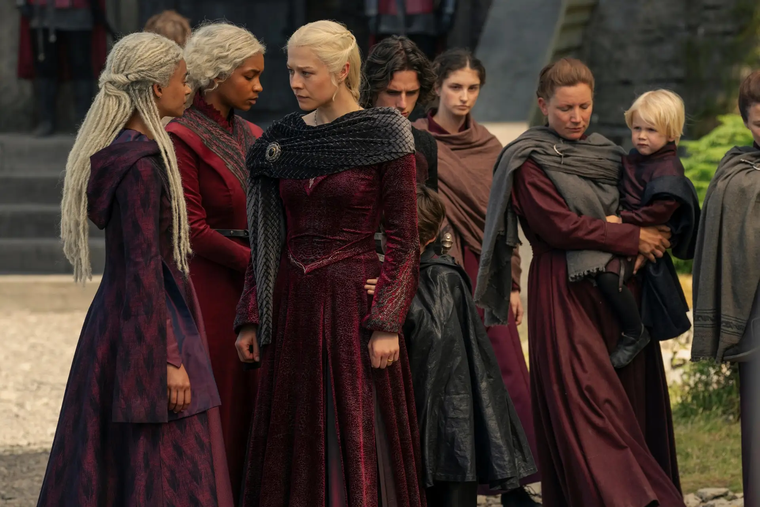 Rhaenyra deja a sus hijos más pequeños al cuidado de Rhaena. Rhaenyra deja a sus hijos más pequeños al cuidado de Rhaena. 